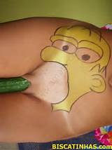 Homer Simpson comendo pepino