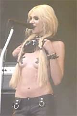Taylor Momsen went on a show, flashed an upskirt, then flashed her ass ...