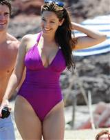 Kelly Brook shows some serious cameltoe, big tits, hard nipples and ...