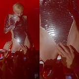 Miley Cyrus: pussy fingered by fan