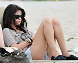 pantyrazzi:Selena Gomez short-shorts crotch shot, 1 of 2