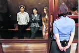 Pussy Riot in de rechtszaal: v.l.n.r. Nadezjda Tolokonnikova, Maria ...