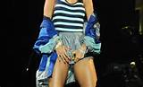 Post image for Rihanna Mid-Concert Pussy Slip!