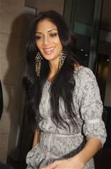 Former Pussycat Dolls lead singer Nicole Sherzinger leaving her hotel ...