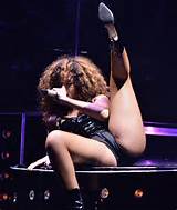 rihanna pussy1 866x1024 Rihannas Crotch & Near Puss Slip In HD Make ...