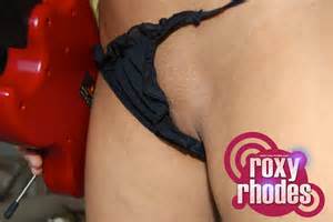 Roxy Rhodes : Roxy Rhodes Nude Guitar Hero