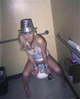 Paris Hilton â€“ Toilet Time Nude Pussy Shot (Stolen Pic)