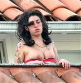 amy winehouse topless Topless Amy Winehouse In Quasimodo Stage Show ...