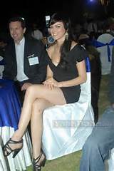 Yana Gupta flashing her bare shaved pussy upskirt in black mini skirt