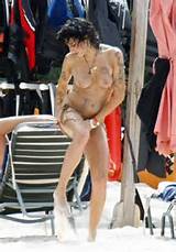 Amy Winehouse Candid Topless at Beach (12 Pics)
