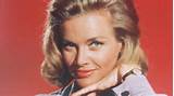 ... Honor Blackman spielte in â€žGoldfingerâ€œ das Bond-Girl Pussy Galore