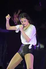 Oops! Selena Gomez Shows Pussy Lips On Stage!2