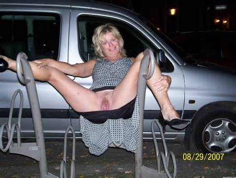 Older Pussy Flashing In Parking Lot Bars
