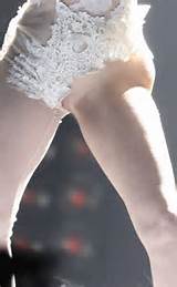 Lady Gaga Shows Her Shaved Pussy On Stage!4