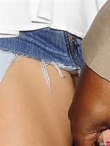 miley-cyrus-lip-slip-in-london-in-short-shorts-01-900x1200.jpg